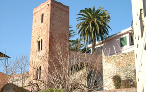 Старинная башня на курорте Ноли, Италия