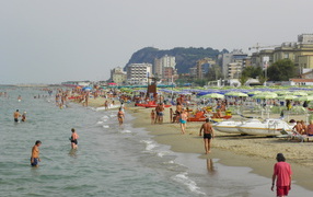 Пляж на курорте Пизавр, Италия