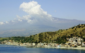 Город на фоне вулкана Этна, на острове Сицилия, Италия