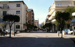 Городская улица на курорте в Пьетра Лигуре, Италия
