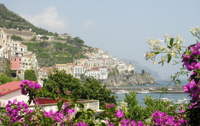 Городской пейзаж на курорте в Амальфи, Италия