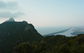 Холм над заливом на курорте Сабаудия, Италия