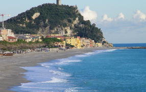 Гора на побережье на курорте Финале Лигуре, Италия