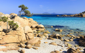 Камни на берегу на острове Сардиния, Италия