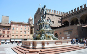 Скульптура на площади на курорте Пизавр, Италия