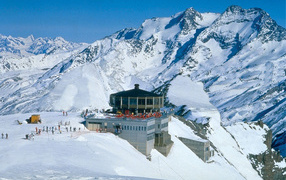 Лыжная база на фоне гор на горнолыжном курорте Арабба, Италия