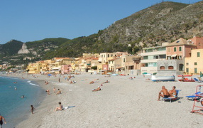 Летний отдых на пляже на курорте Финале Лигуре, Италия
