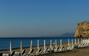 Лежаки на пляже на курорте Финале Лигуре, Италия