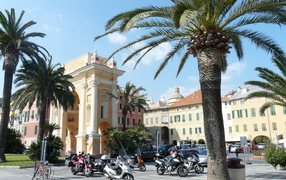 Городские здания на курорте Финале Лигуре, Италия
