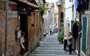 Прогулка по узким улочкам в Тиволи, Италия