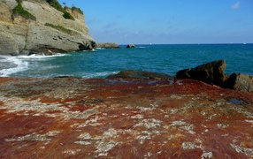 Каменистый берег на курорте Челле Лигуре, Италия
