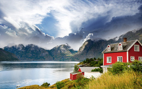Красивый дом на фоне гор в Норвегии