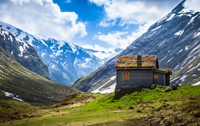 Одинокий дом в горах в Норвегии