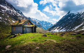 Домик среди гор в Норвегии