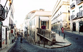 Извилистая улица в Лиссабоне