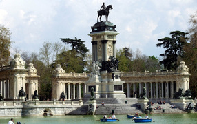 Парковая статуя в Мадриде