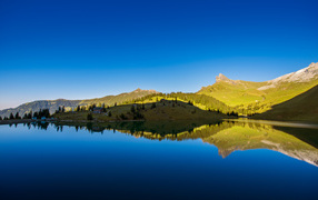 Красивое озеро в Швейцарии