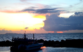 Катер на фоне заката на острове Панган, Таиланд