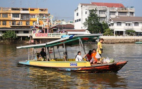 Boat in the midst of a town in spa Ayuthaya, Thailand