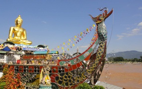Будда на лодке на курорте Чианг Май, Таиланд