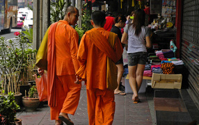 Буддийский монахи на улице в Бангкоке, Таиланд