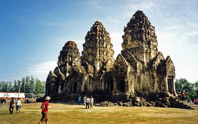 Храм на курорте Лопбури, Таиланд
