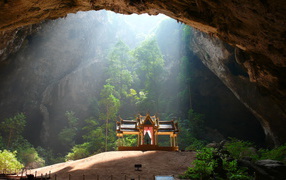 Храм в пещере на курорте Районг, Таиланд