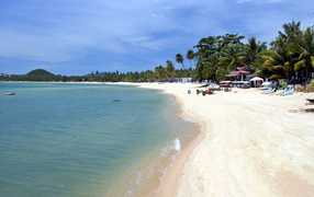 Белый песок на пляже в Пхукете, Таиланд