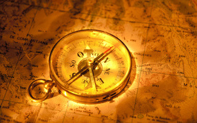 Старинный компас на карте путешественника