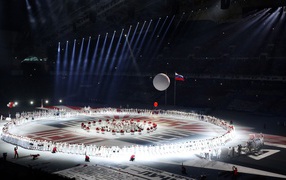 Актеры на арене стадиона на открытии Олимпиады в Сочи