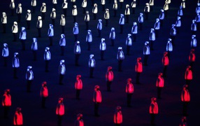 Актеры в светящихся костюмах на открытии Олимпиады в Сочи