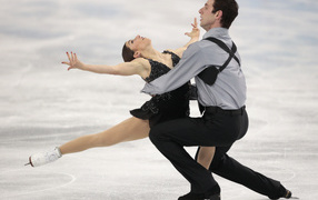 American skaters Marissa Castelli and Simon SHNAPIR at the Olympics in Sochi