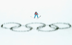 Спортсмен на трассе для прыжков с трамплина на Олимпиаде в Сочи