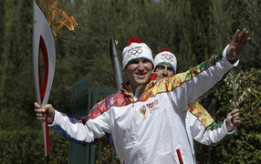 Спортсмены с факелом Олимпиады в Сочи 2014