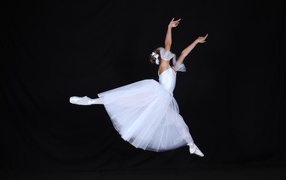 Балерина  в прыжке