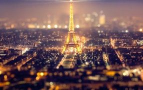 Красивая фотография Эйфелевой башни ночью