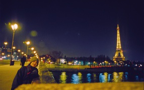 Ребёнок и Эйфелева башня, ночное фото