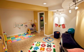Пестрые коврики на полу в детской