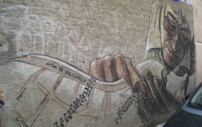Рисунок мужчины в очках на стене