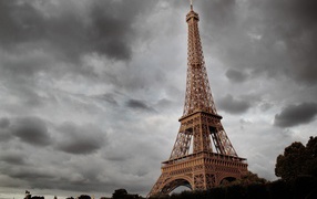 Eiffel Tower against a gray sky