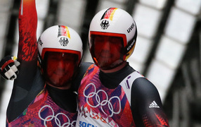 Обладатели золотых медалей в санном спорте Тобиас Арльт и Тобиас Вендль из Германии