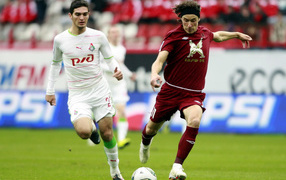 Magomed Ozdoev Lokomotiv midfielder with rival