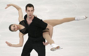 Marissa Castelli and Simon SHNAPIR American skaters won the bronze medals