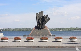 Памятник на набережной Днепропетровск