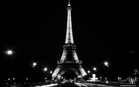 Огни ночного Парижа и Эйфелева башня