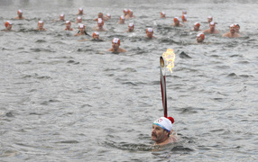 Факел Олимпиады в воде к играм в Сочи 2014