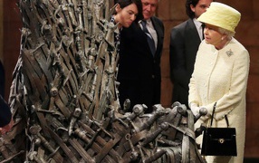 Queen Elizabeth inspects the iron throne of the series Game of Thrones