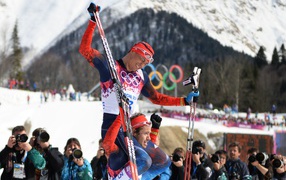 Обладатель золотой медали российский лыжник Александр Легков на олимпиаде в Сочи