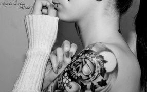 Shoulder tattoo girl