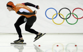 Скоростной бег на коньках на фоне колец на Олимпиаде в Сочи